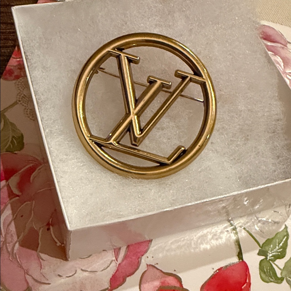 Fashion Jewelry Gold Circle Logo Brooch - Picture 3 of 6